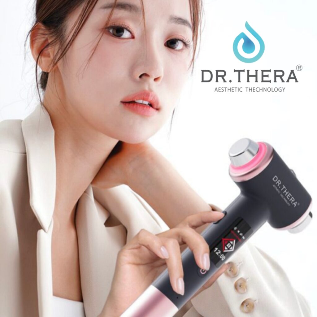 最新のエステ技術を自宅で。DR.THERA（ドクターセラ）でフェイスケアをする若々しい女性の表情